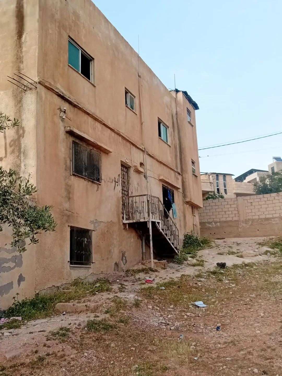 بيت مستقل مكون من ثلاث طوابق