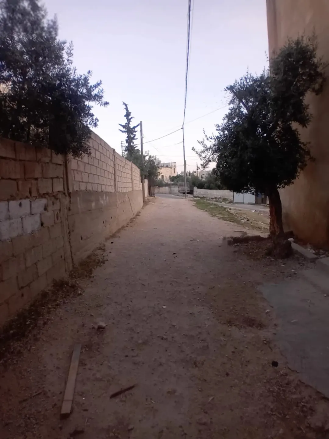 بيت مستقل مكون من ثلاث طوابق
