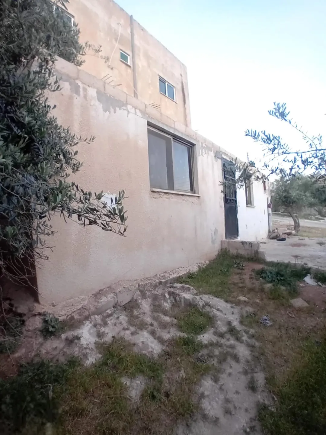 بيت مستقل مكون من ثلاث طوابق