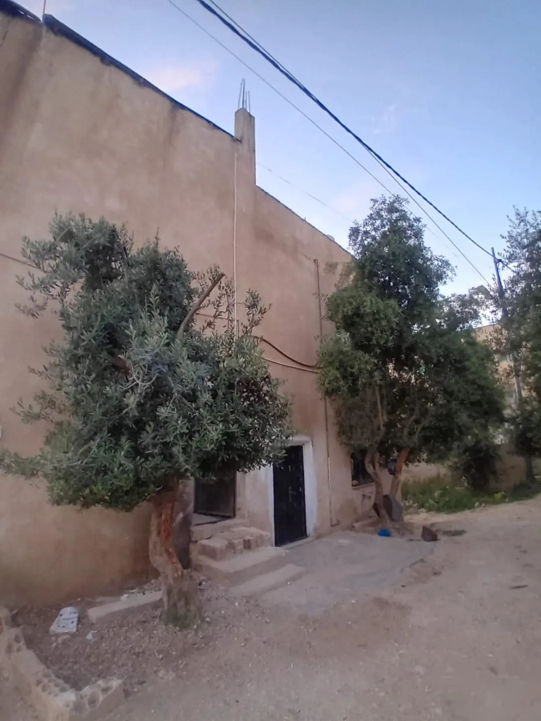 بيت مستقل مكون من ثلاث طوابق