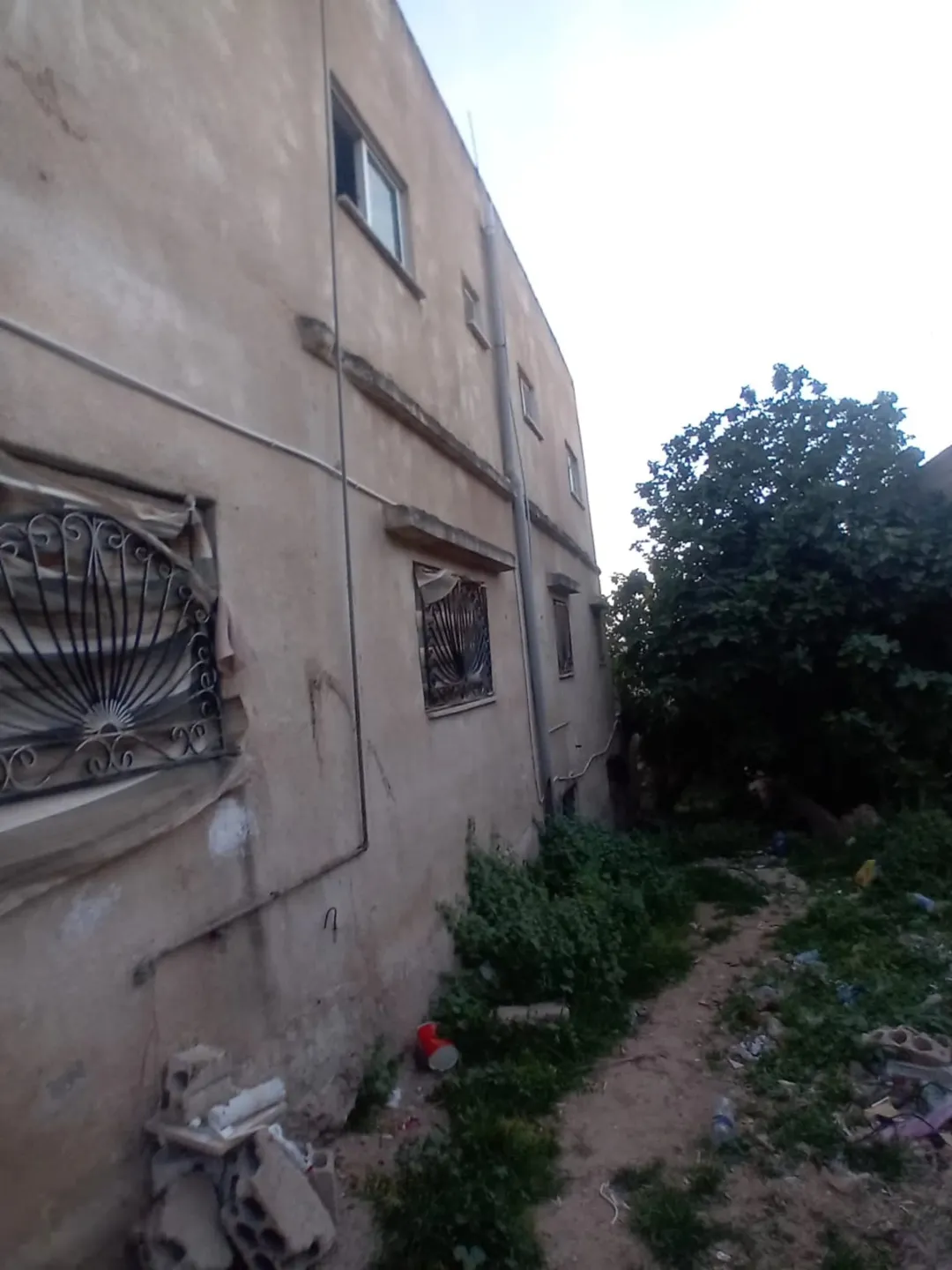 بيت مستقل مكون من ثلاث طوابق