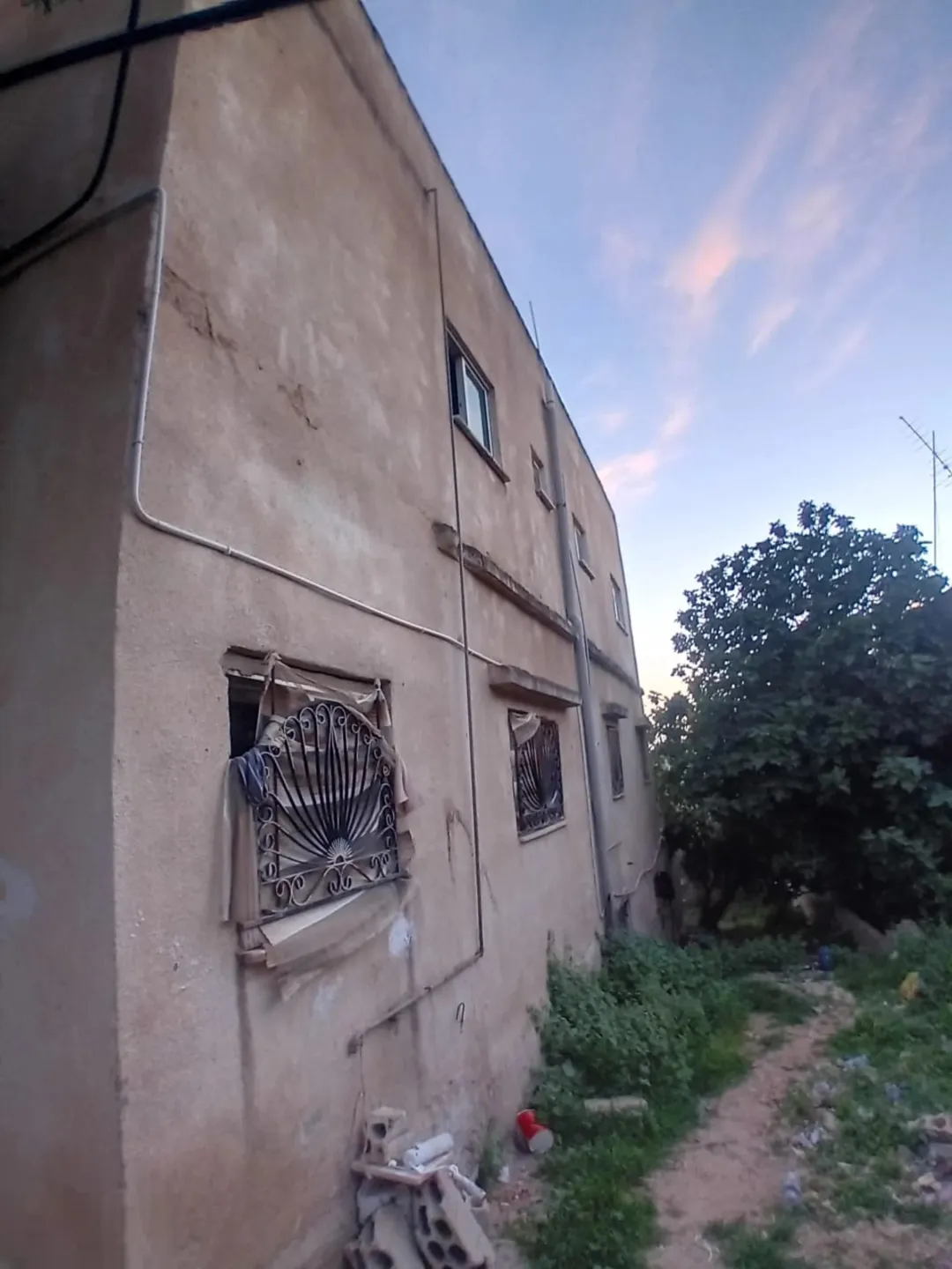 بيت مستقل مكون من ثلاث طوابق