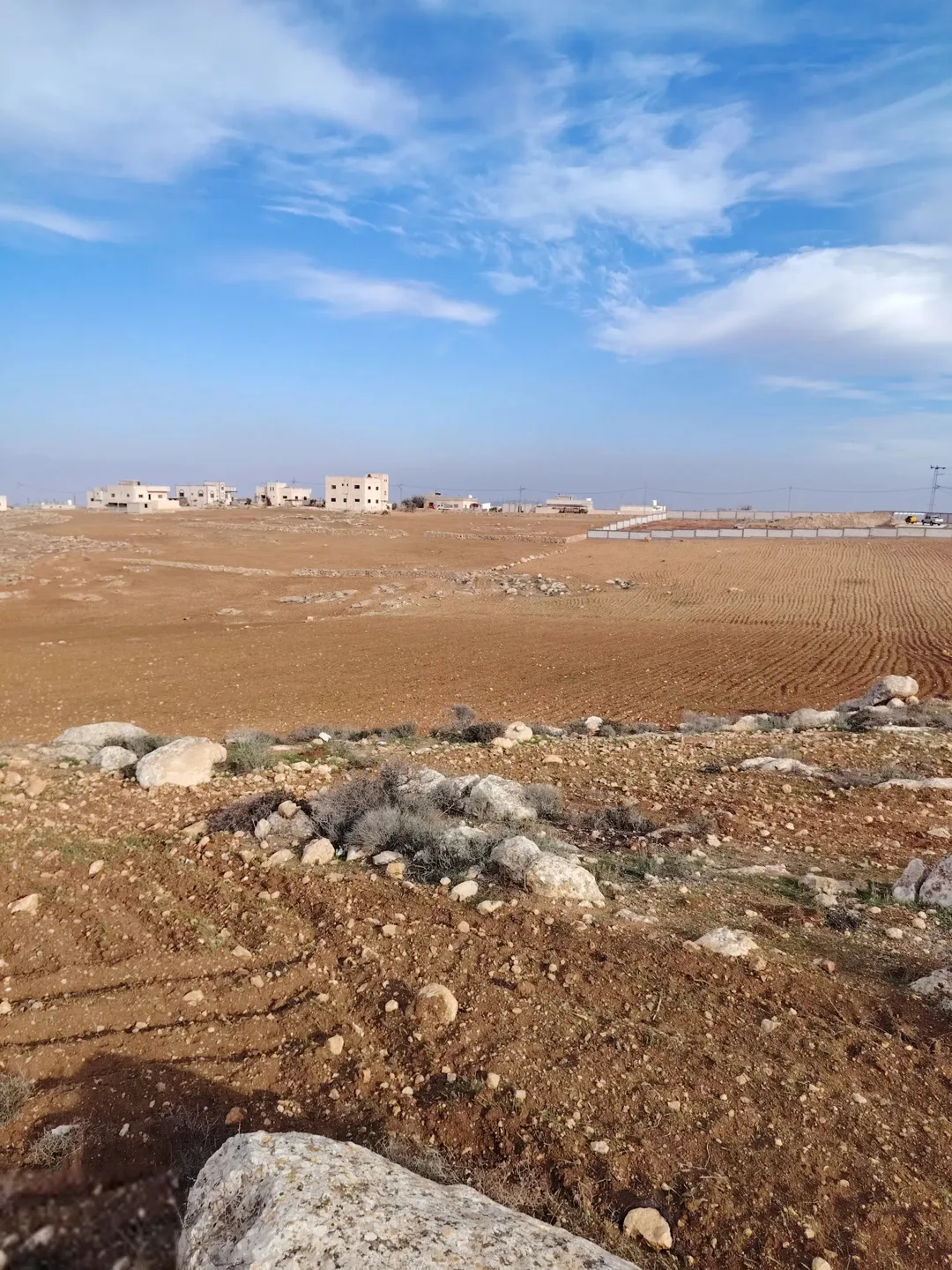 من شارع الاردن 800 م تبعد القطعه قطعه مرتفعه و كاشفة جميع الخدمات