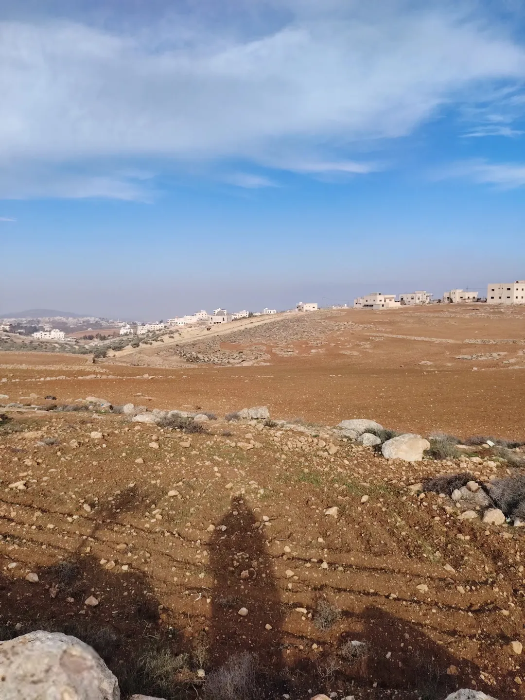 من شارع الاردن 800 م تبعد القطعه قطعه مرتفعه و كاشفة جميع الخدمات