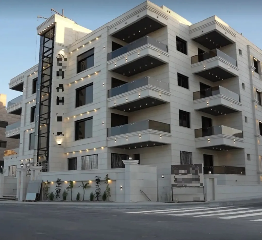شقة فاخرة في الجبيهة مع رووف دوبلكس أربعة غرف نوم وإطلالة رائعة