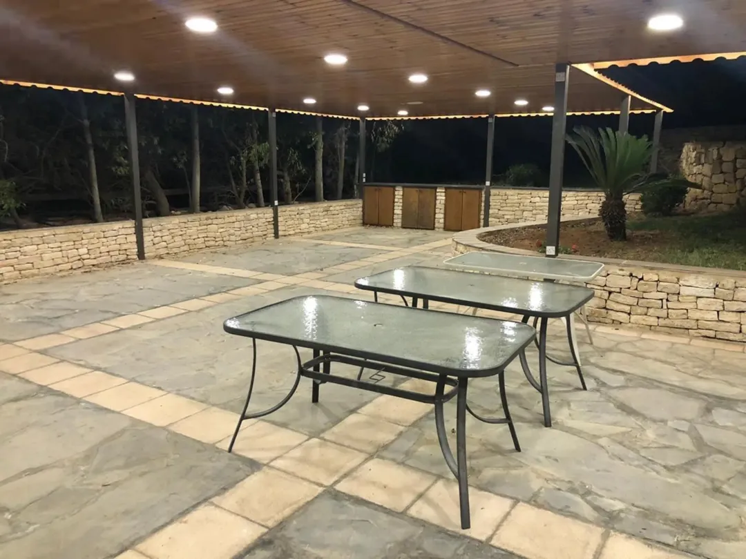 مزرعة فاخرة للبيع في جرش خلف مطعم الوادي الأخضر
