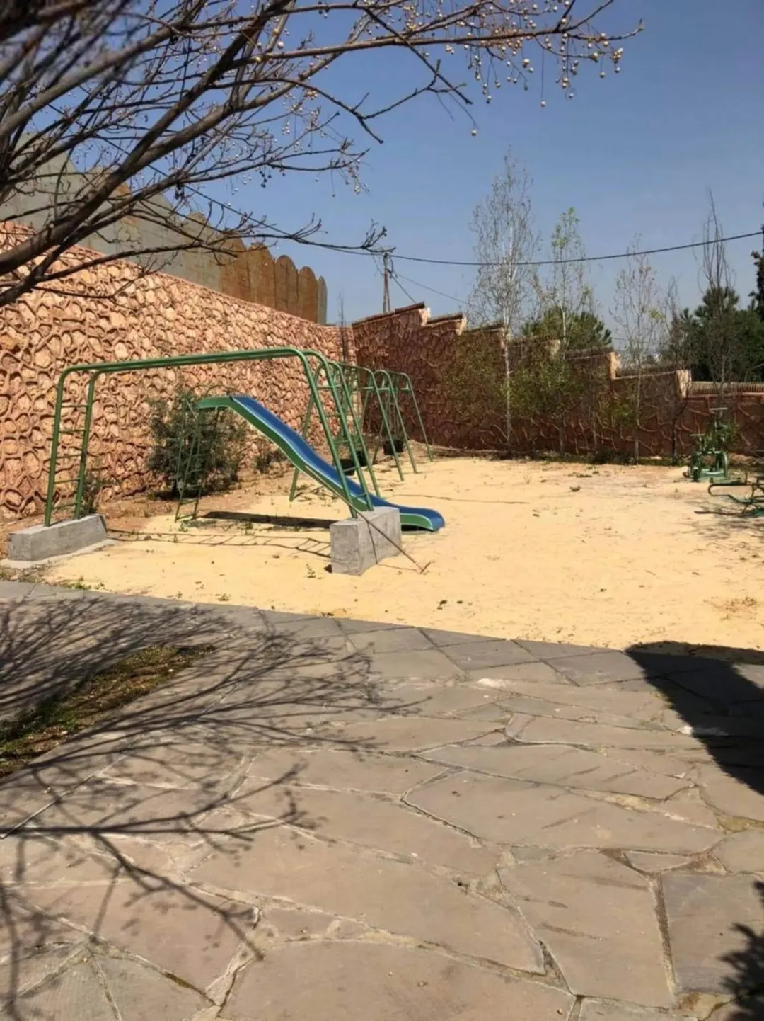 مزرعة فاخرة للبيع في جرش خلف مطعم الوادي الأخضر