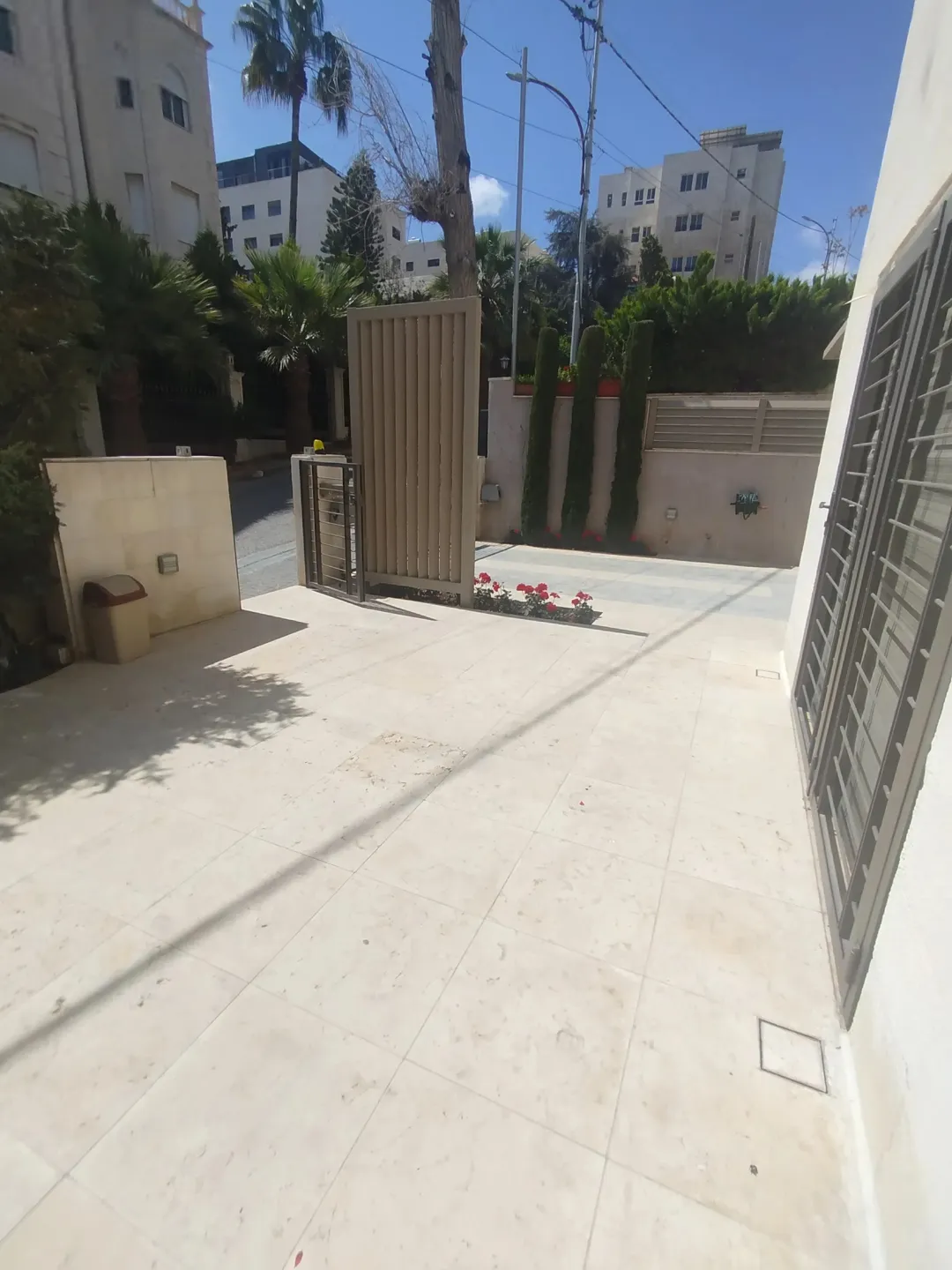 شقة فاخرة مُجهزة بالكامل في الطابق الأرضي مدخل خاص حديقة خاصة