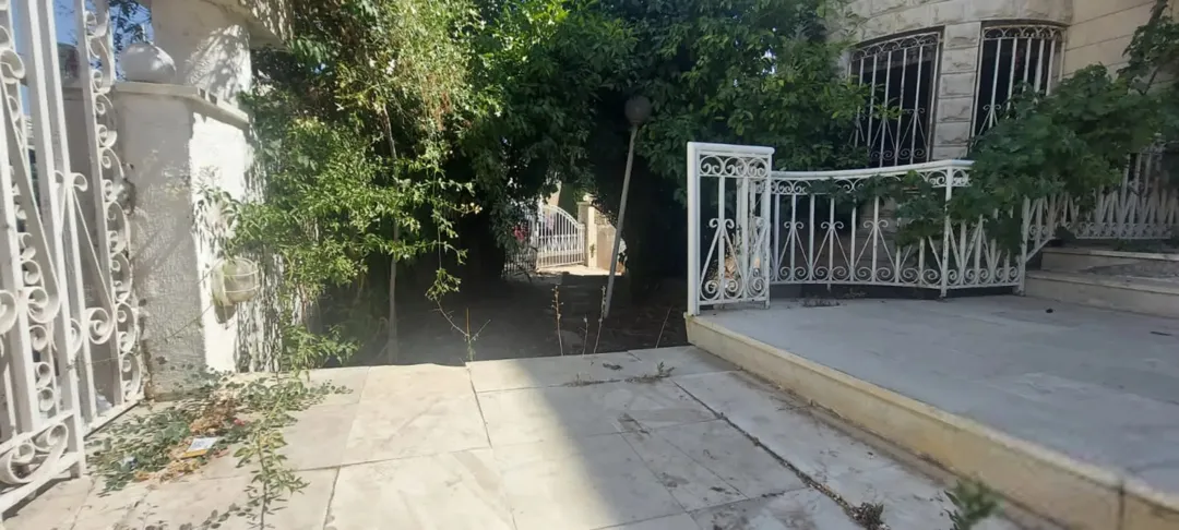للبيع فيلا على موقع استراتيجي في حي الرابية بسعر مغري على 3 شوارع بجوار فندق وخدمات