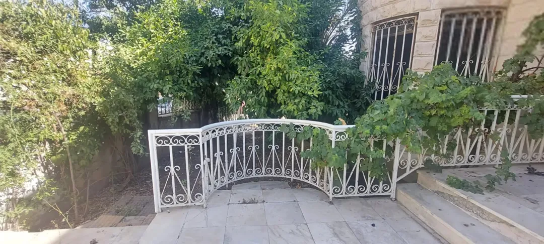 للبيع فيلا على موقع استراتيجي في حي الرابية بسعر مغري على 3 شوارع بجوار فندق وخدمات