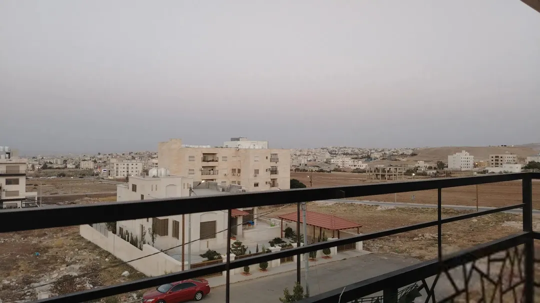 شقه 140 متر طابق اول فني للبيع مقابل هابي لاند الحصن مطبخ راكب كل طابق شقتين فقط
