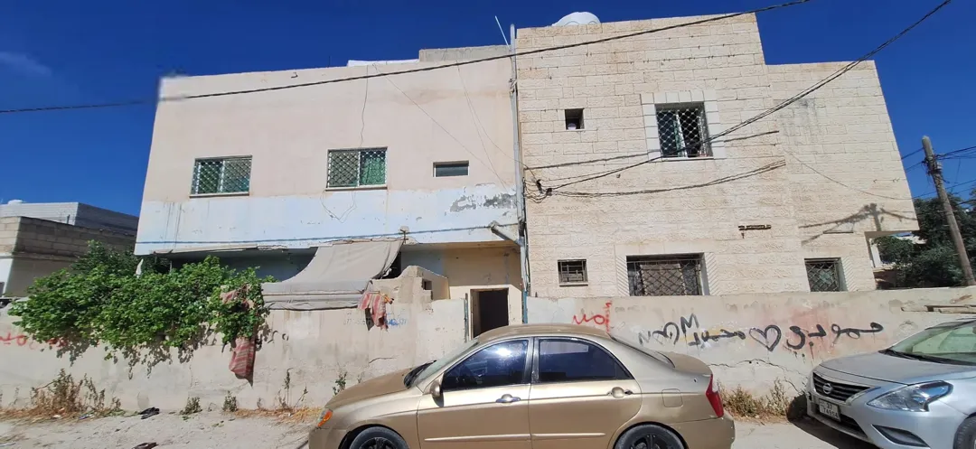 عمارة سكنية مكونة من أربع شقق على طابقين للبيع في المفرق – حي الحسين