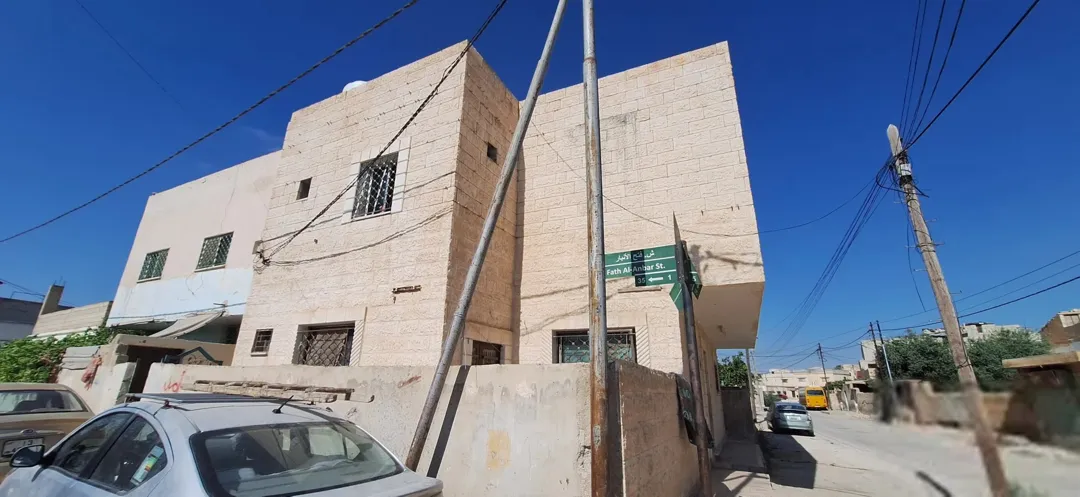 عمارة سكنية مكونة من أربع شقق على طابقين للبيع في المفرق – حي الحسين