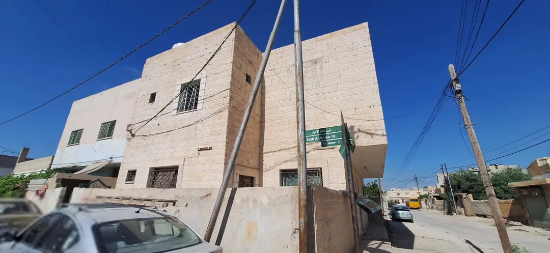 عمارة سكنية مكونة من أربع شقق على طابقين للبيع في المفرق – حي الحسين