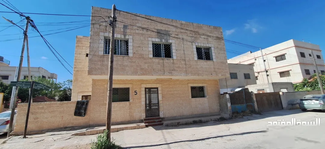 عمارة سكنية مكونة من أربع شقق على طابقين للبيع في المفرق – حي الحسين