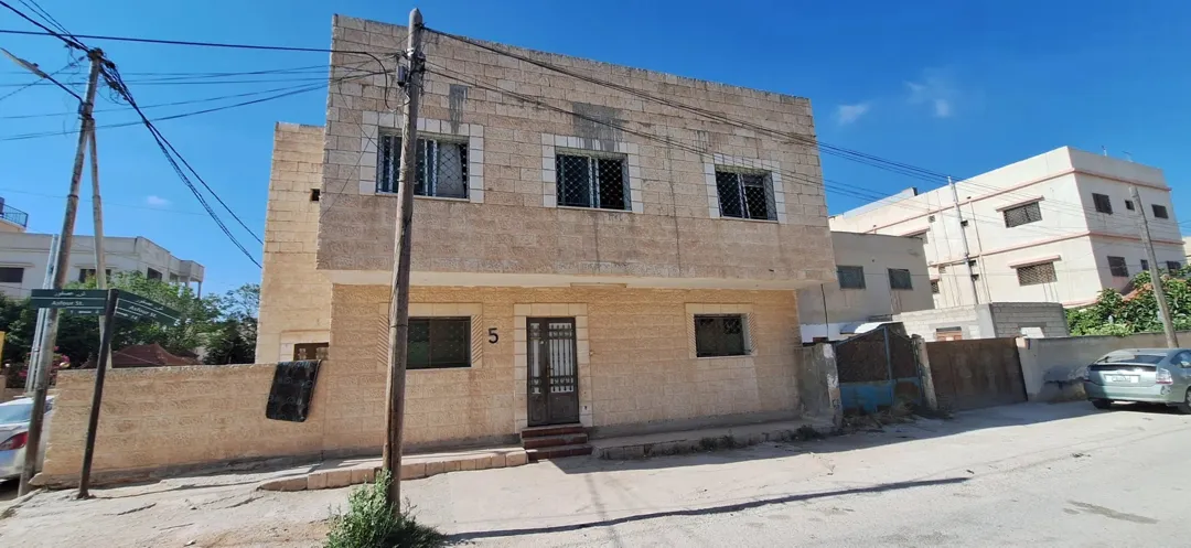 عمارة سكنية مكونة من أربع شقق على طابقين للبيع في المفرق – حي الحسين