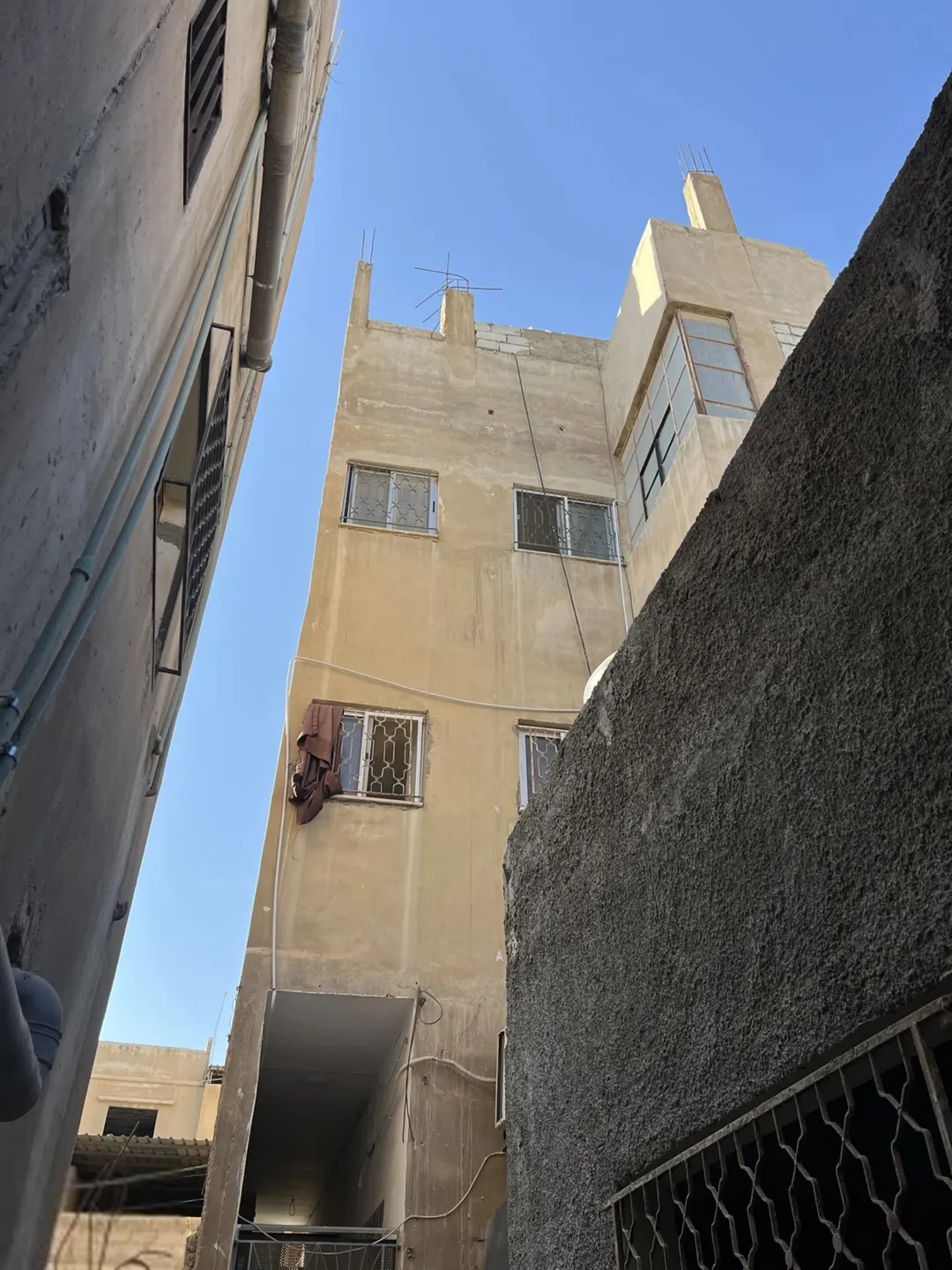 عمارة سكنية للبيع في الغويرية، الزرقاء