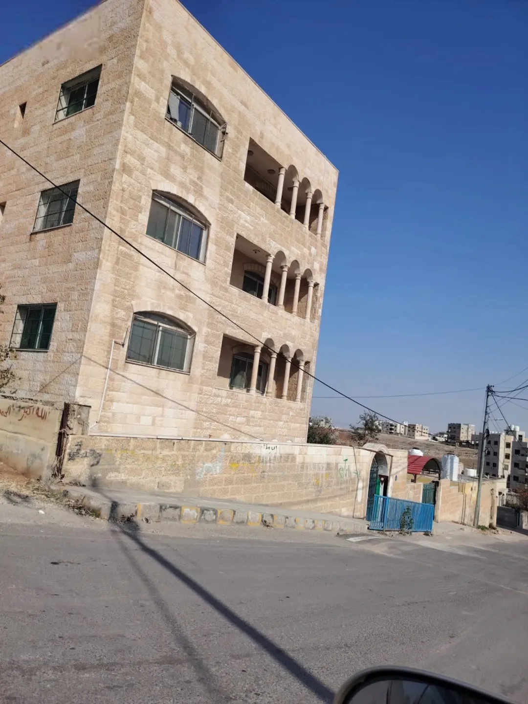عمارة حجرية فاخرة من أربعة طوابق