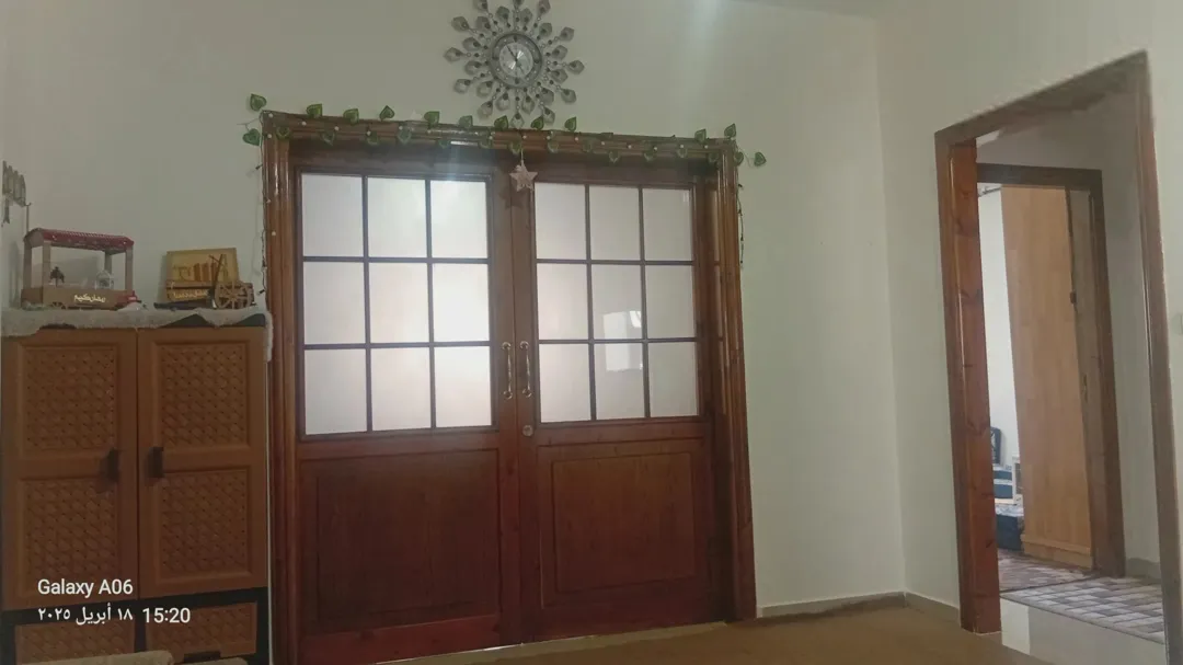 شقة سكنية مميزة للبيع في جبل النزهة بالقرب من شارع الاستقلال