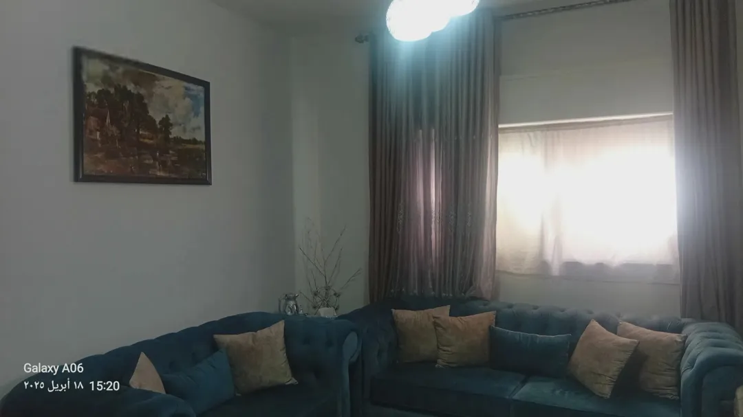 شقة سكنية مميزة للبيع في جبل النزهة بالقرب من شارع الاستقلال