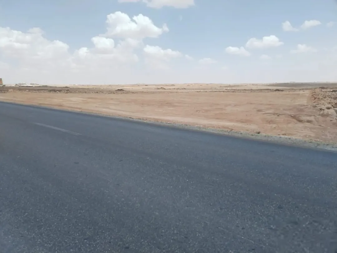 فرصتك للاستثمارالذكي في المفرق والقطعه على شارعين السعر تحدي في المنطقة القطعه مثل الكف