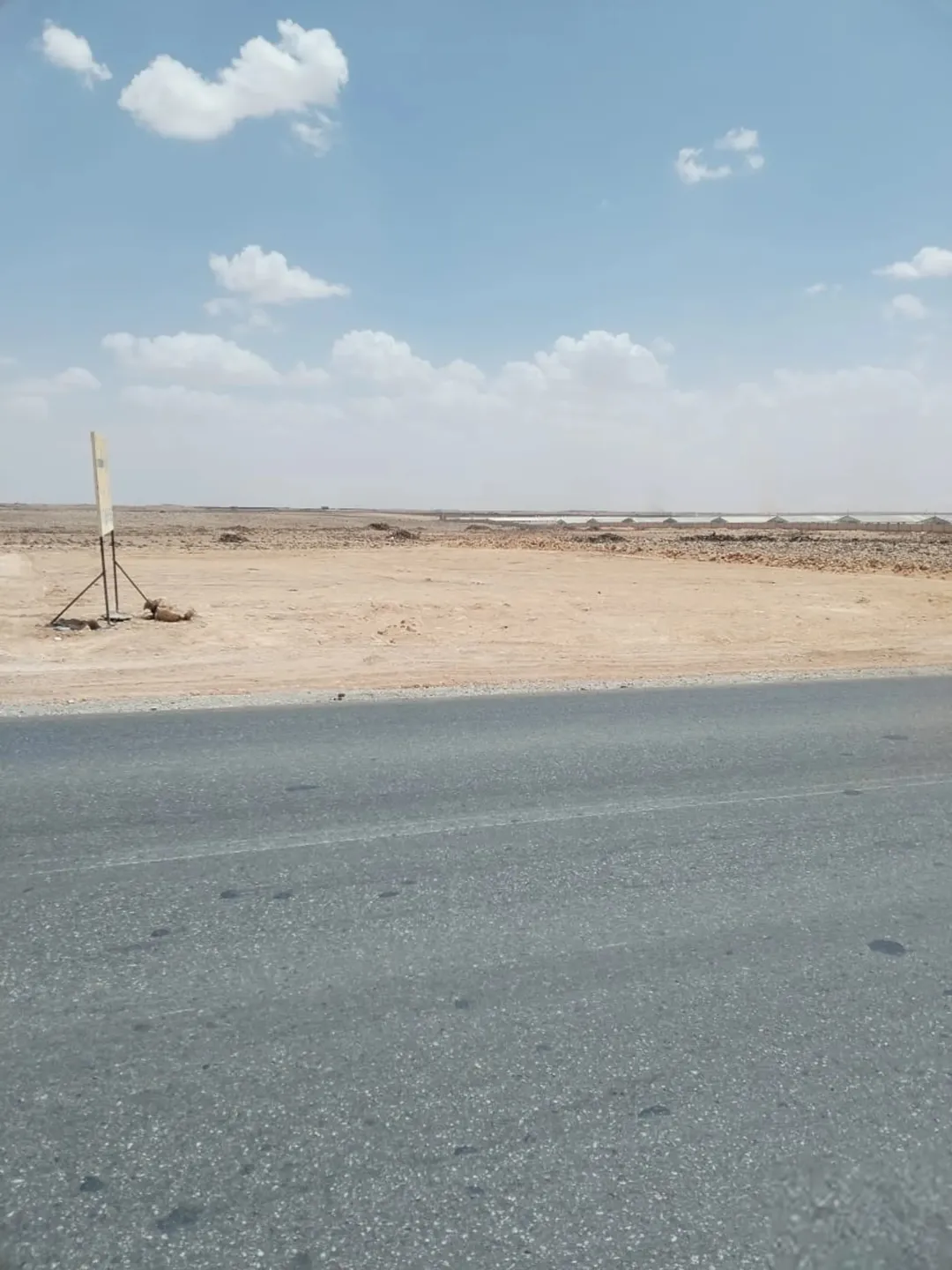 فرصتك للاستثمارالذكي في المفرق والقطعه على شارعين السعر تحدي في المنطقة القطعه مثل الكف
