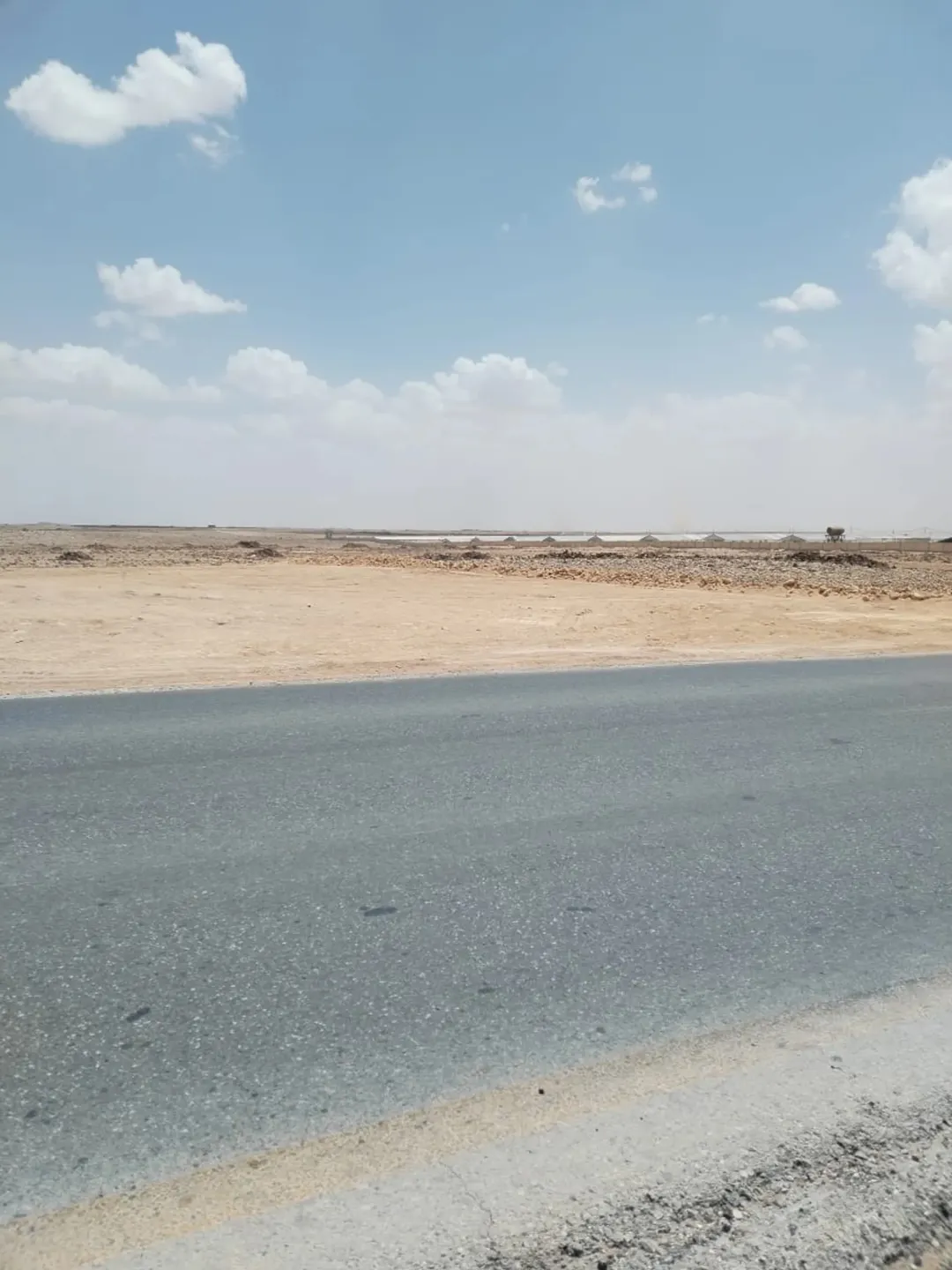فرصتك للاستثمارالذكي في المفرق والقطعه على شارعين السعر تحدي في المنطقة القطعه مثل الكف