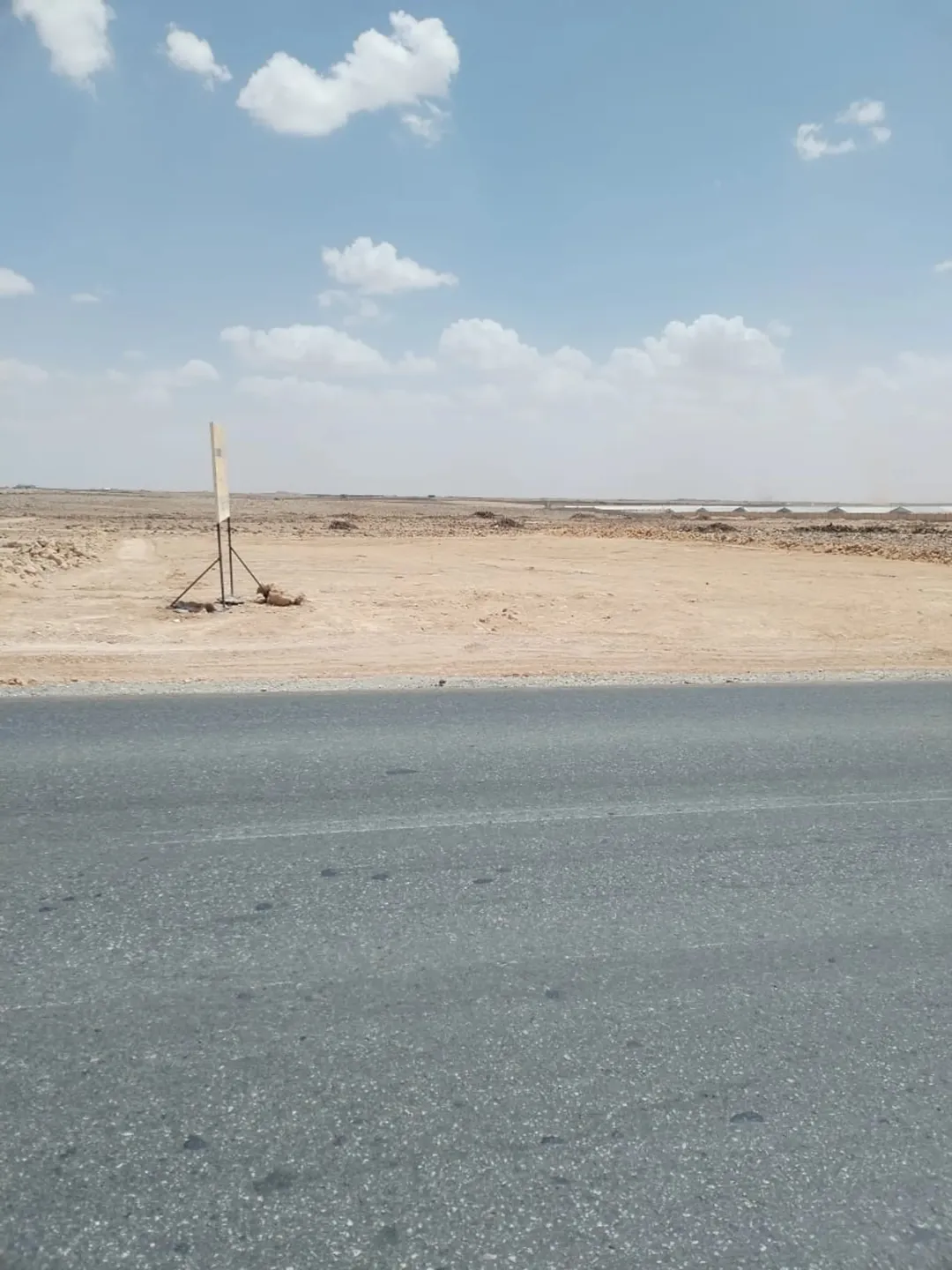 فرصتك للاستثمارالذكي في المفرق والقطعه على شارعين السعر تحدي في المنطقة القطعه مثل الكف