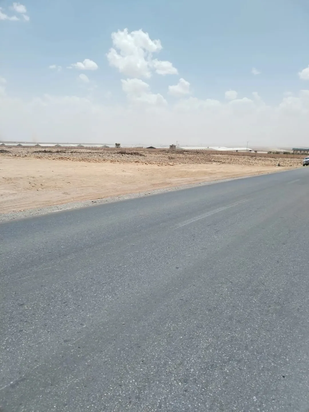 فرصتك للاستثمارالذكي في المفرق والقطعه على شارعين السعر تحدي في المنطقة القطعه مثل الكف