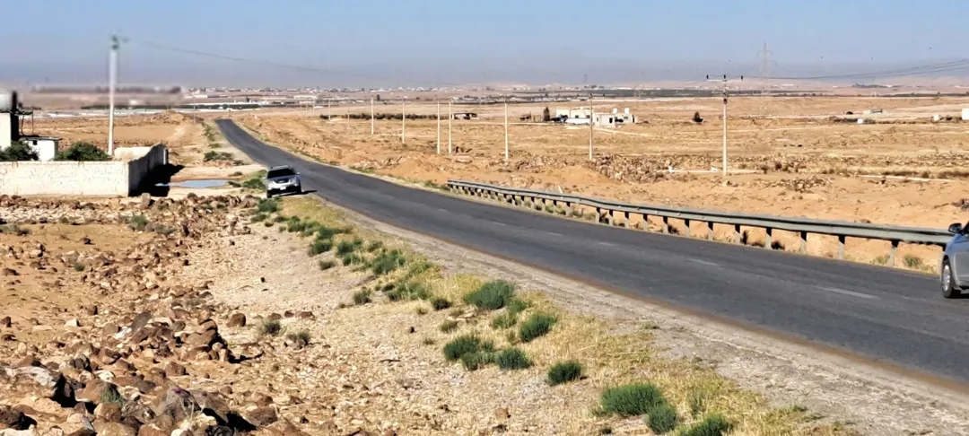 فرصتك للاستثمارالذكي في المفرق والقطعه على شارعين السعر تحدي في المنطقة القطعه مثل الكف