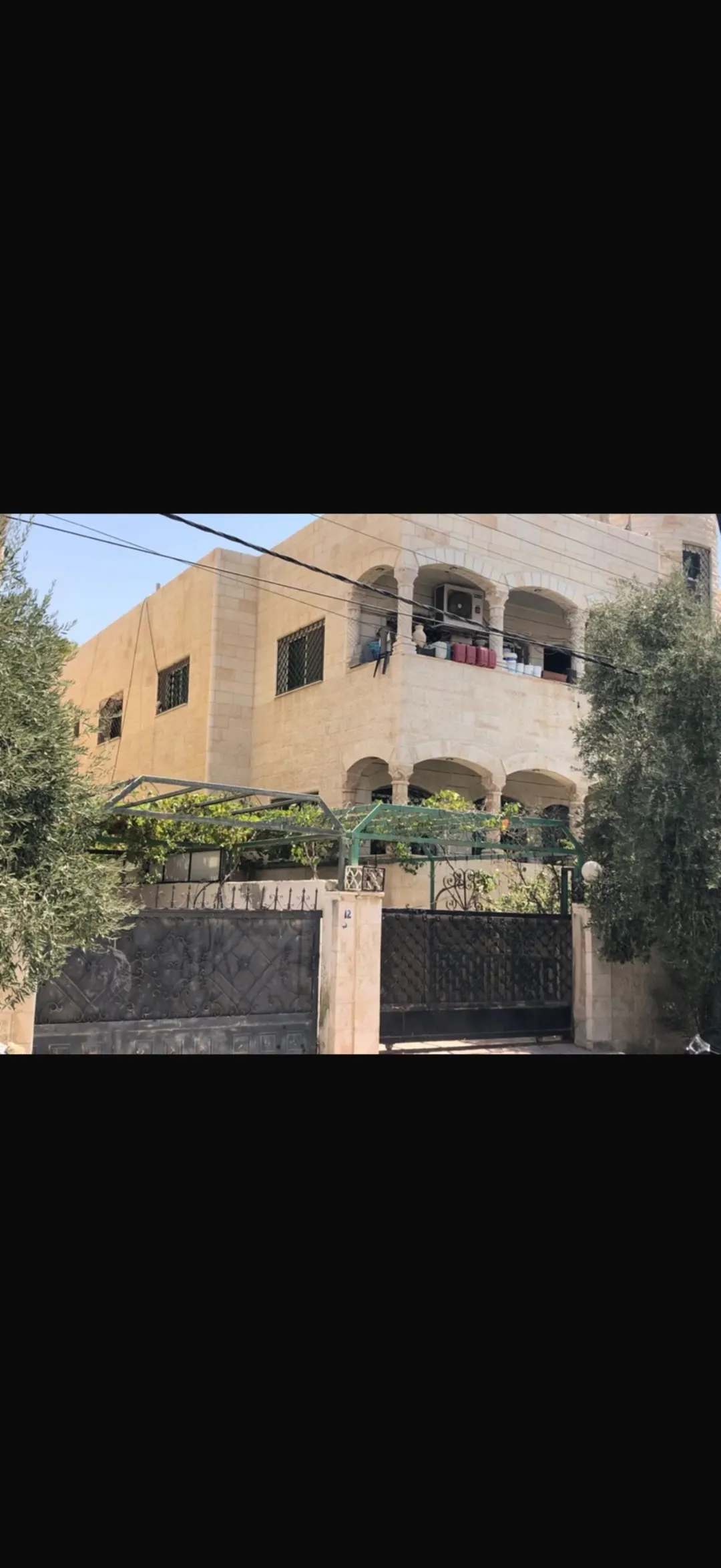 عمارة للبيع في الزرقاء – وادي الحجر – مقابل مسجد محمد بن سيرين. جميع الشقق مؤجره، دخل شهري 1200.