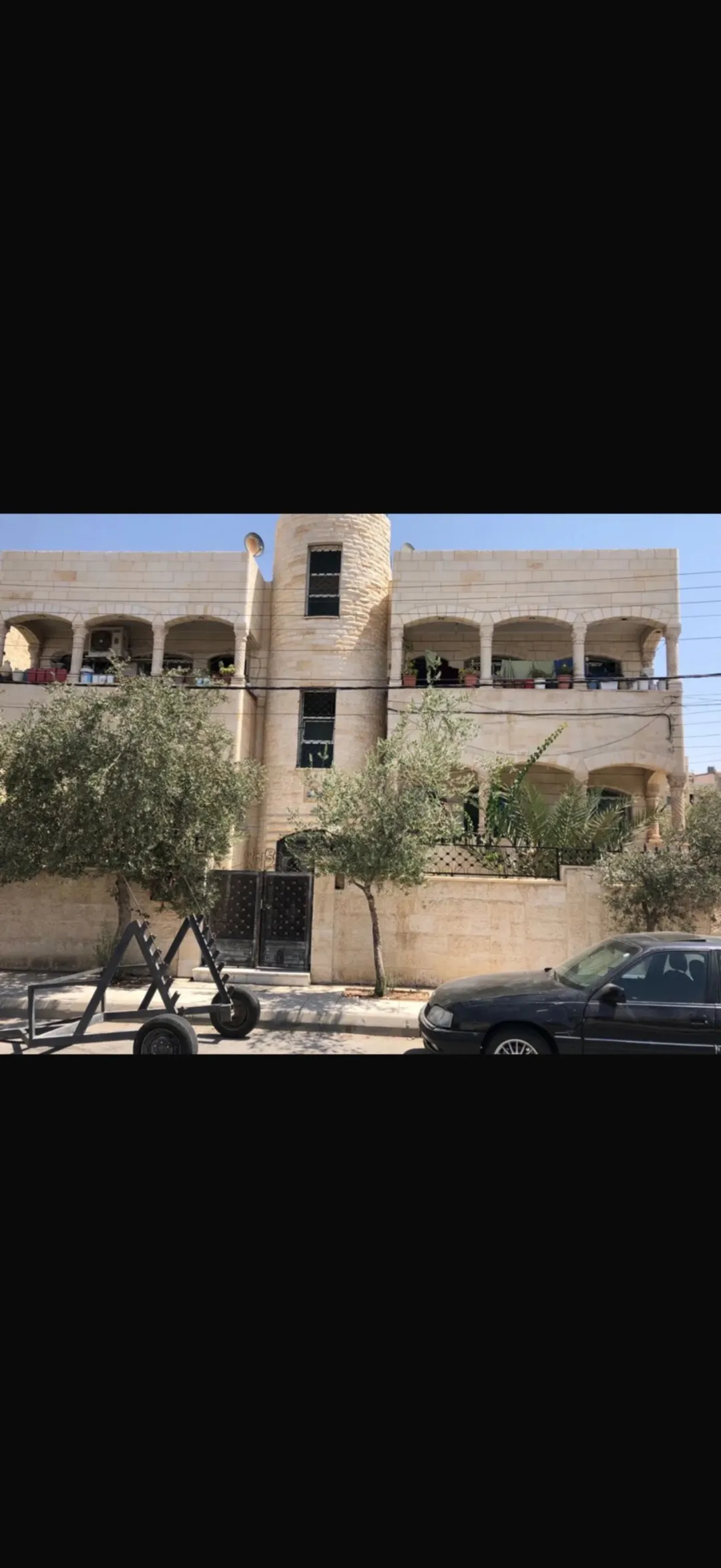 عمارة للبيع في الزرقاء – وادي الحجر – مقابل مسجد محمد بن سيرين. جميع الشقق مؤجره، دخل شهري 1200.