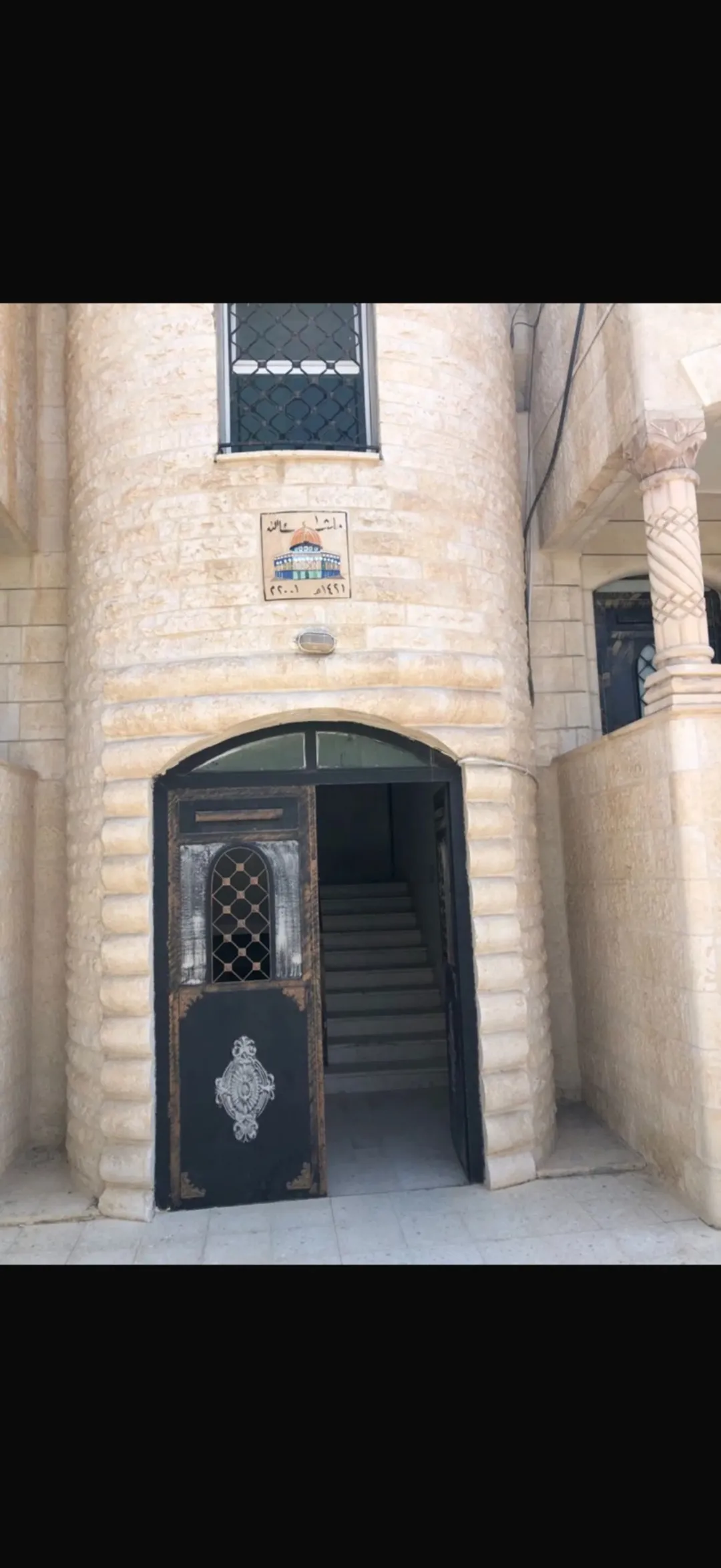 عمارة للبيع في الزرقاء – وادي الحجر – مقابل مسجد محمد بن سيرين. جميع الشقق مؤجره، دخل شهري 1200.