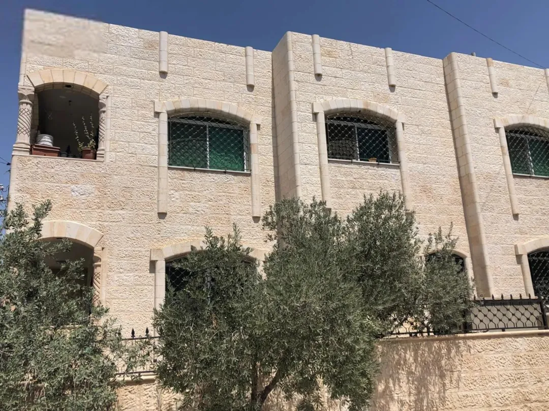 عمارة للبيع في الزرقاء – وادي الحجر – مقابل مسجد محمد بن سيرين. جميع الشقق مؤجره، دخل شهري 1200.