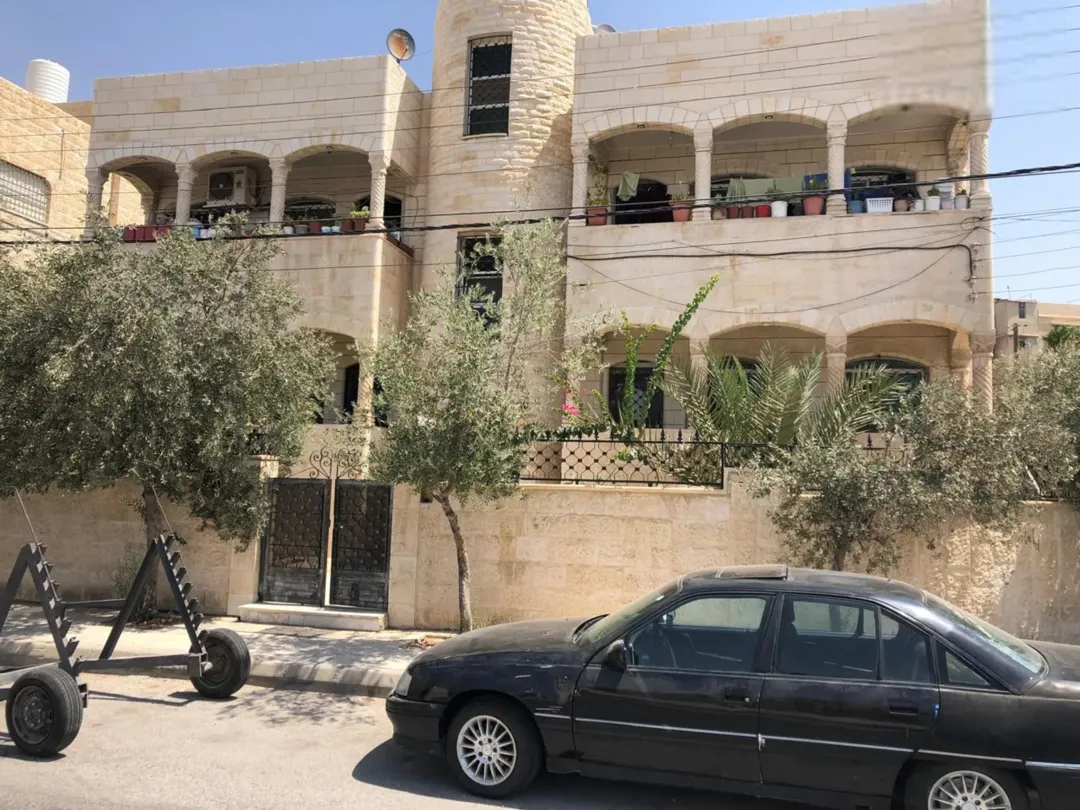 عمارة للبيع في الزرقاء – وادي الحجر – مقابل مسجد محمد بن سيرين. جميع الشقق مؤجره، دخل شهري 1200.