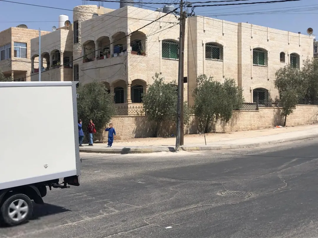 عمارة للبيع في الزرقاء – وادي الحجر – مقابل مسجد محمد بن سيرين. جميع الشقق مؤجره، دخل شهري 1200.