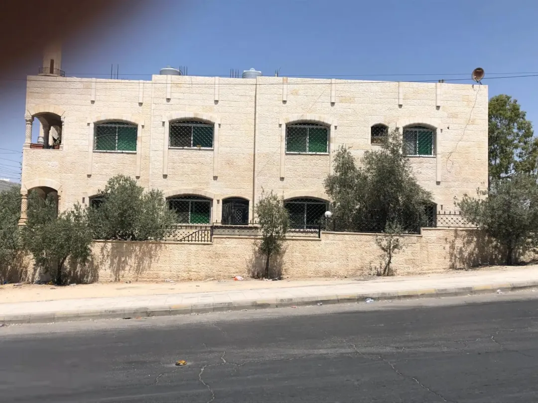 عمارة للبيع في الزرقاء – وادي الحجر – مقابل مسجد محمد بن سيرين. جميع الشقق مؤجره، دخل شهري 1200.