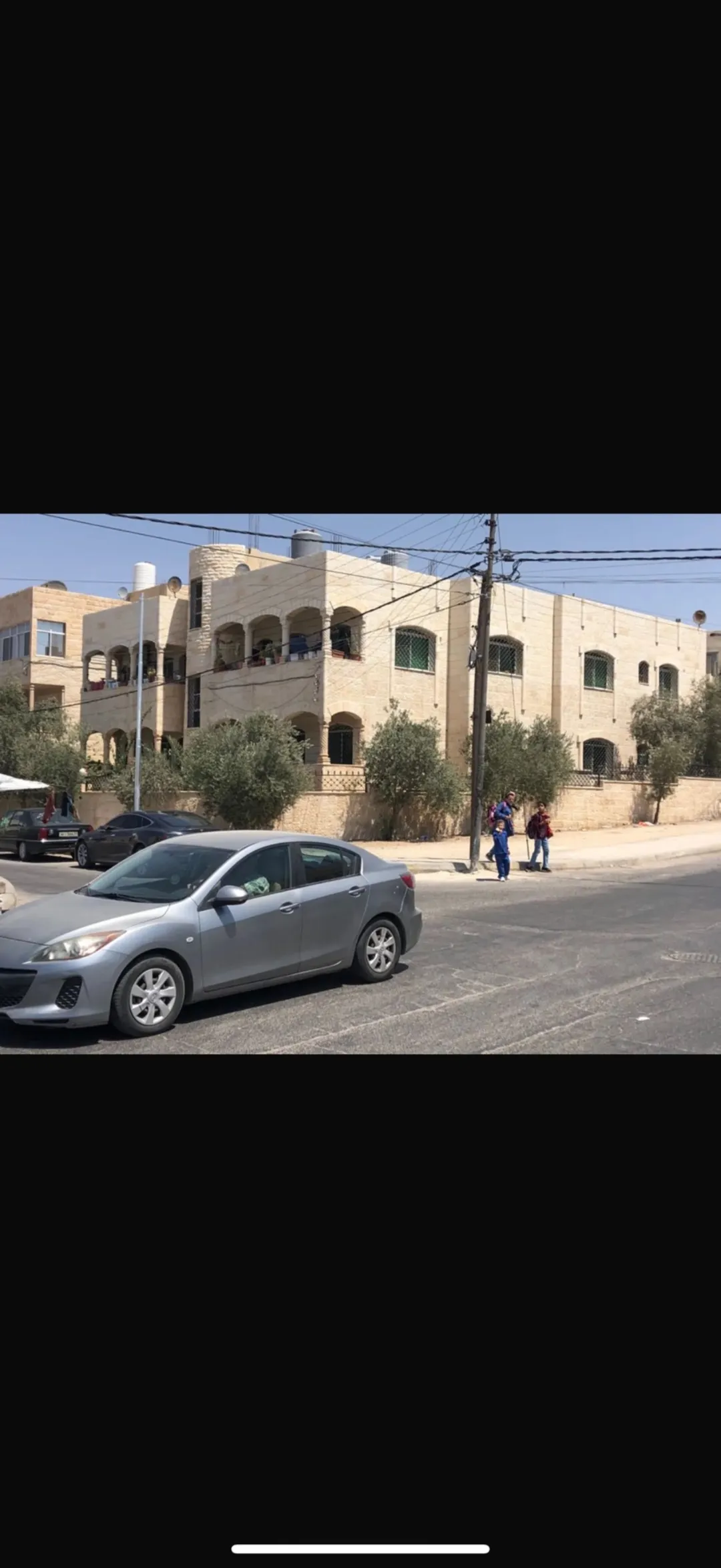 عمارة للبيع في الزرقاء – وادي الحجر – مقابل مسجد محمد بن سيرين. جميع الشقق مؤجره، دخل شهري 1200.