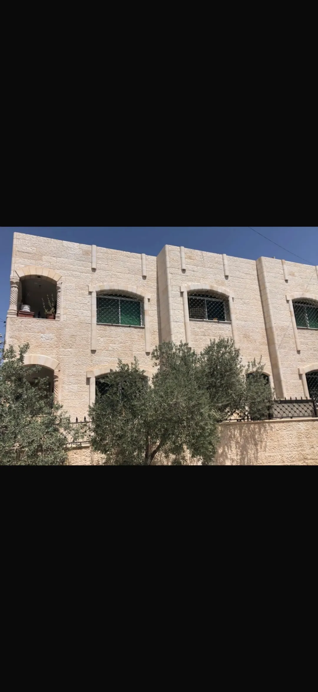 عمارة للبيع في الزرقاء – وادي الحجر – مقابل مسجد محمد بن سيرين. جميع الشقق مؤجره، دخل شهري 1200.