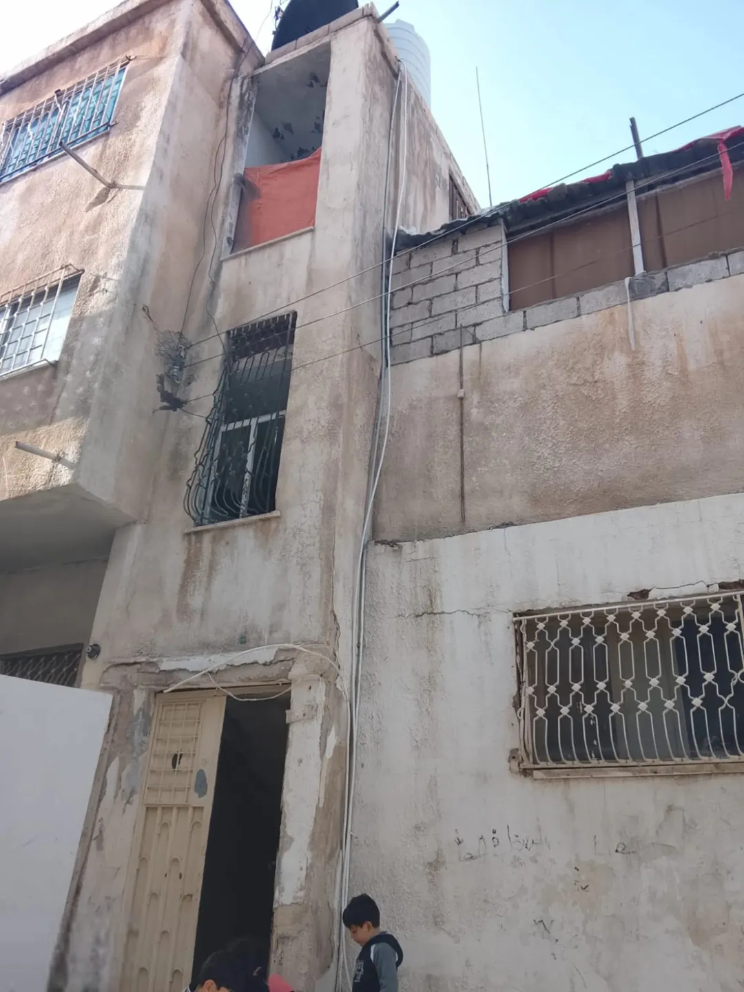 عمارة سكنية كاملة مكونه من اربع بيوت للايجار في منطقة مخيم الحسين شارع 13 علوي