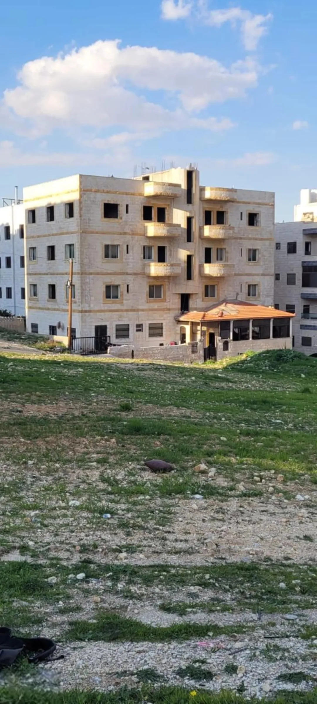 عمارة سكنية فاخرة للبيع في مرج الحمام