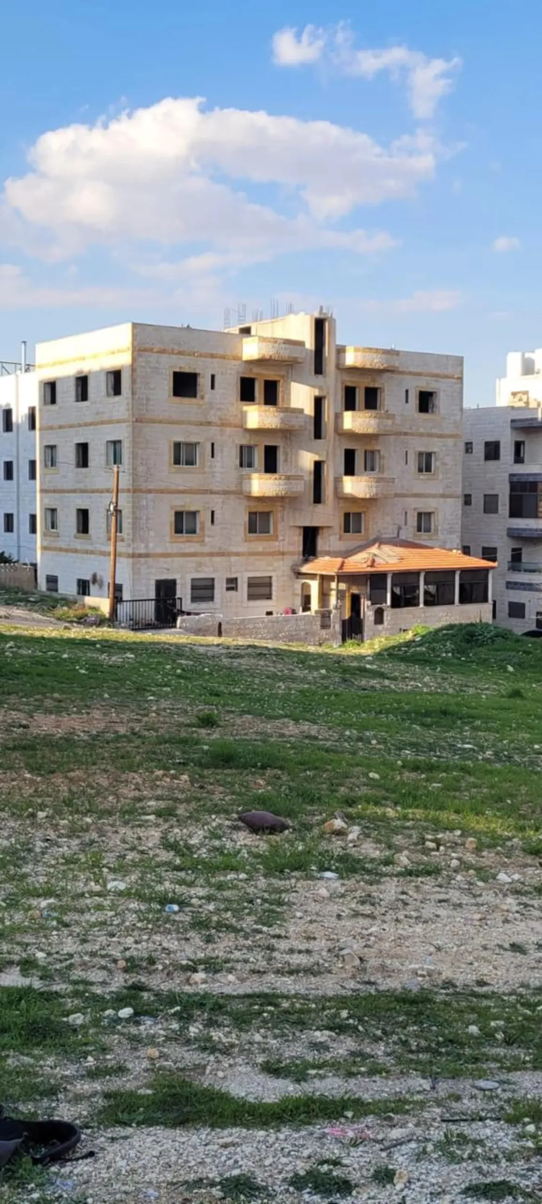 عمارة سكنية فاخرة للبيع في مرج الحمام