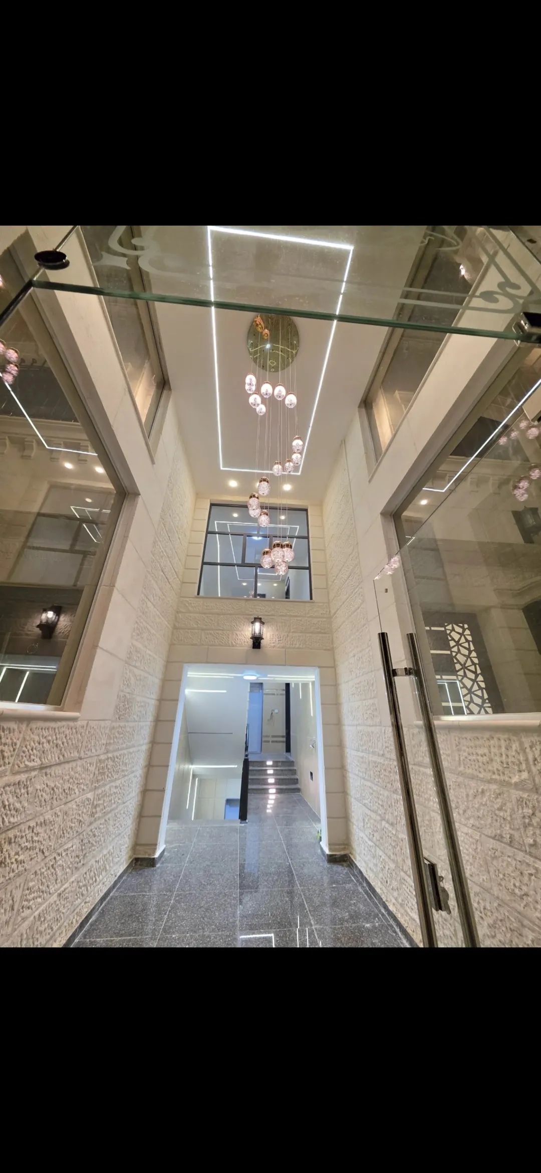 شقة فاخرة جديدة بالعقبة طابق ثاني هندسي سوبر ديلوكس شارعيتين
