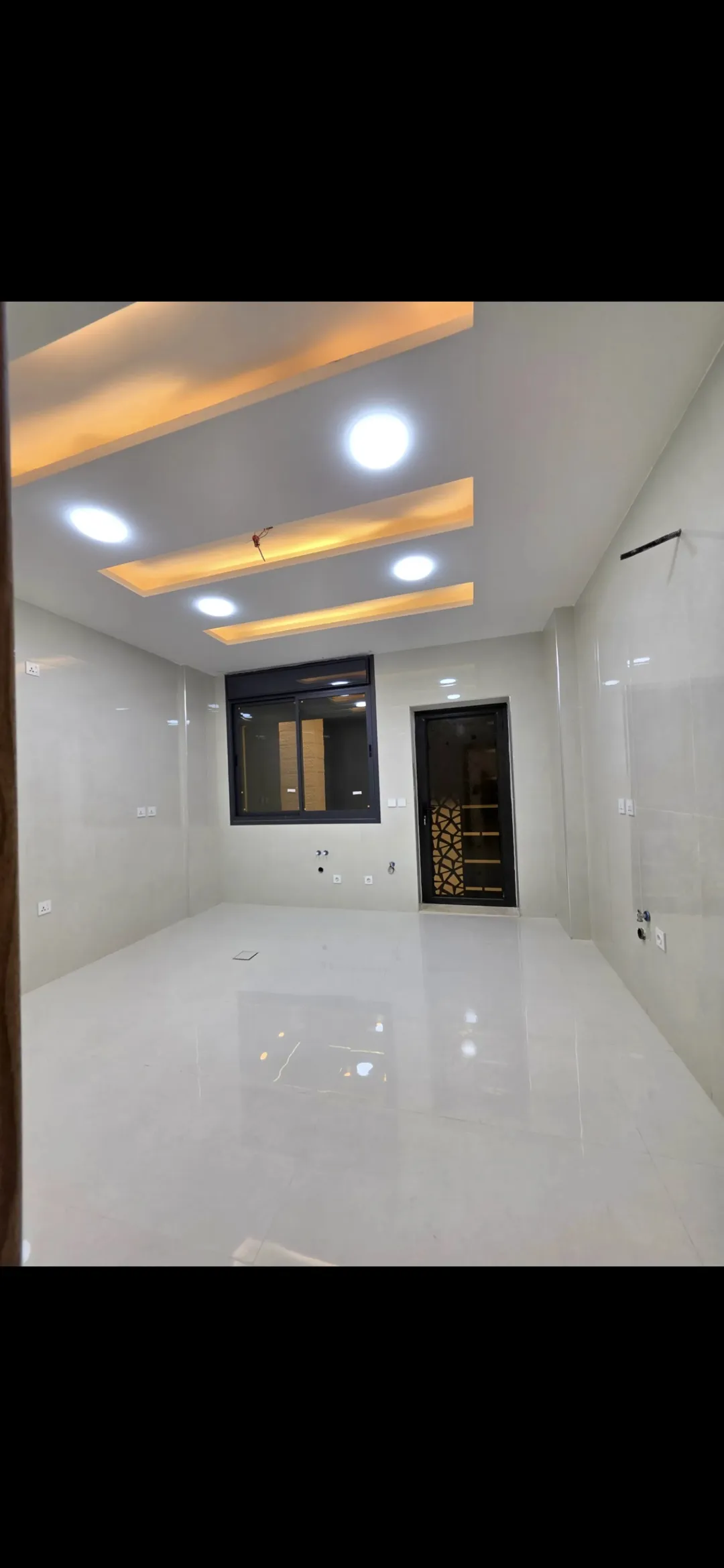 شقة فاخرة جديدة بالعقبة طابق ثاني هندسي سوبر ديلوكس شارعيتين