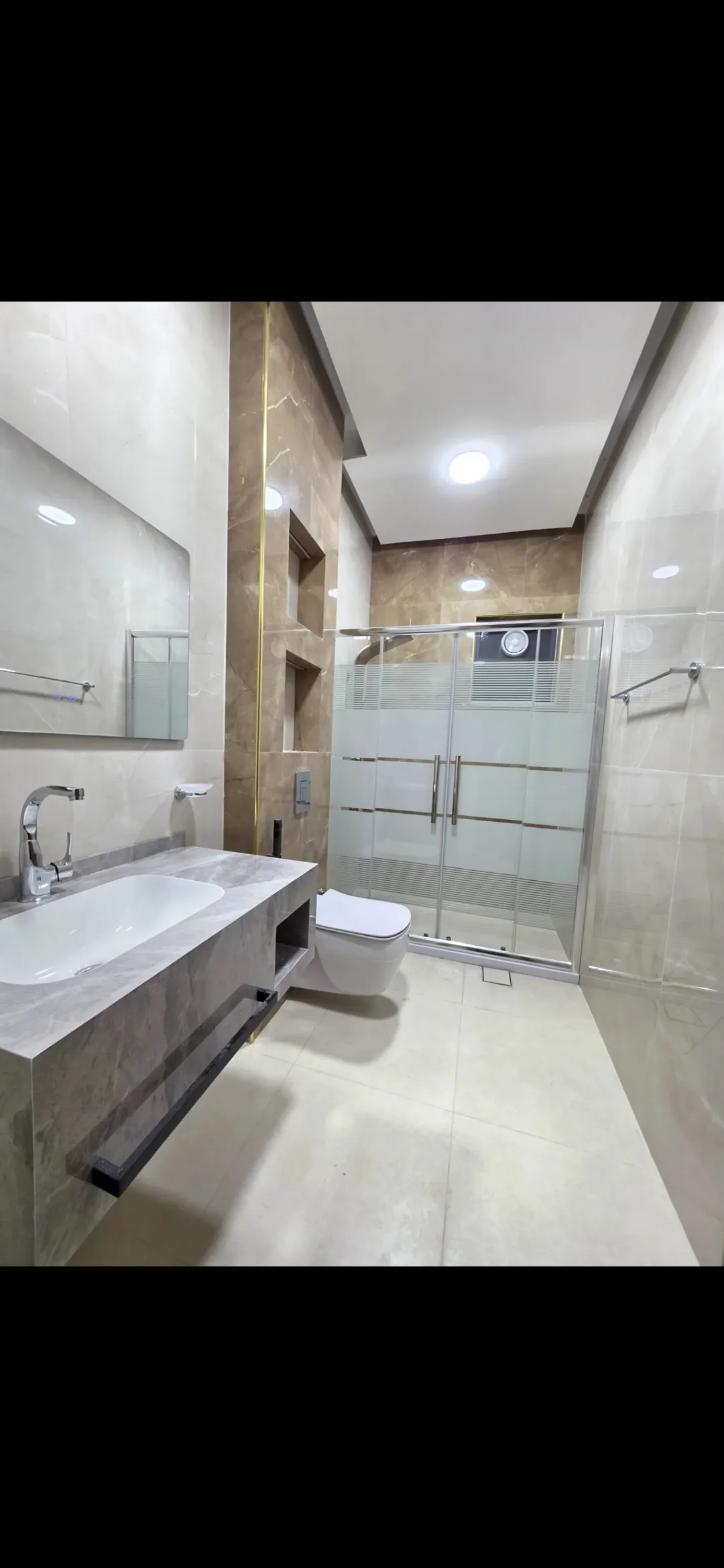 شقة فاخرة جديدة بالعقبة طابق ثاني هندسي سوبر ديلوكس شارعيتين