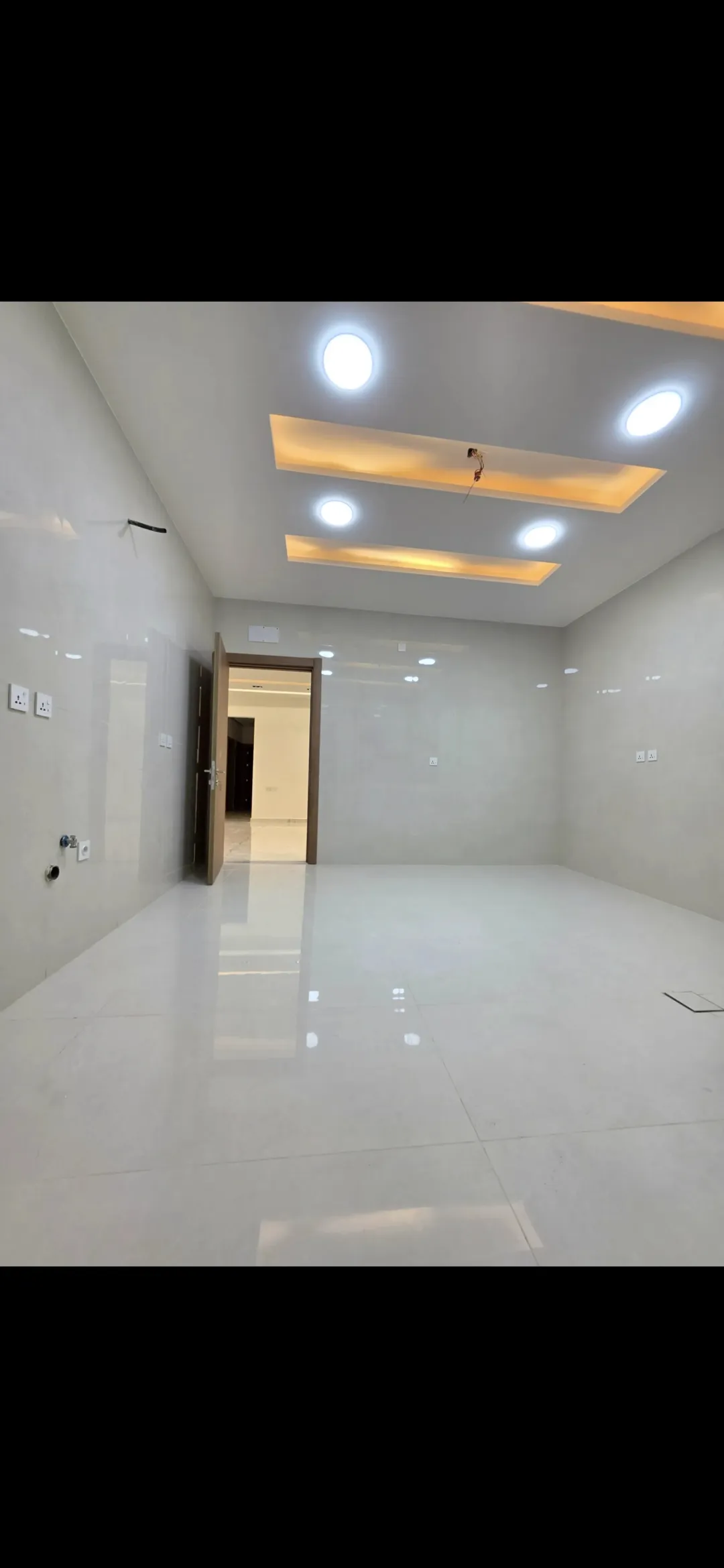 شقة فاخرة جديدة بالعقبة طابق ثاني هندسي سوبر ديلوكس شارعيتين