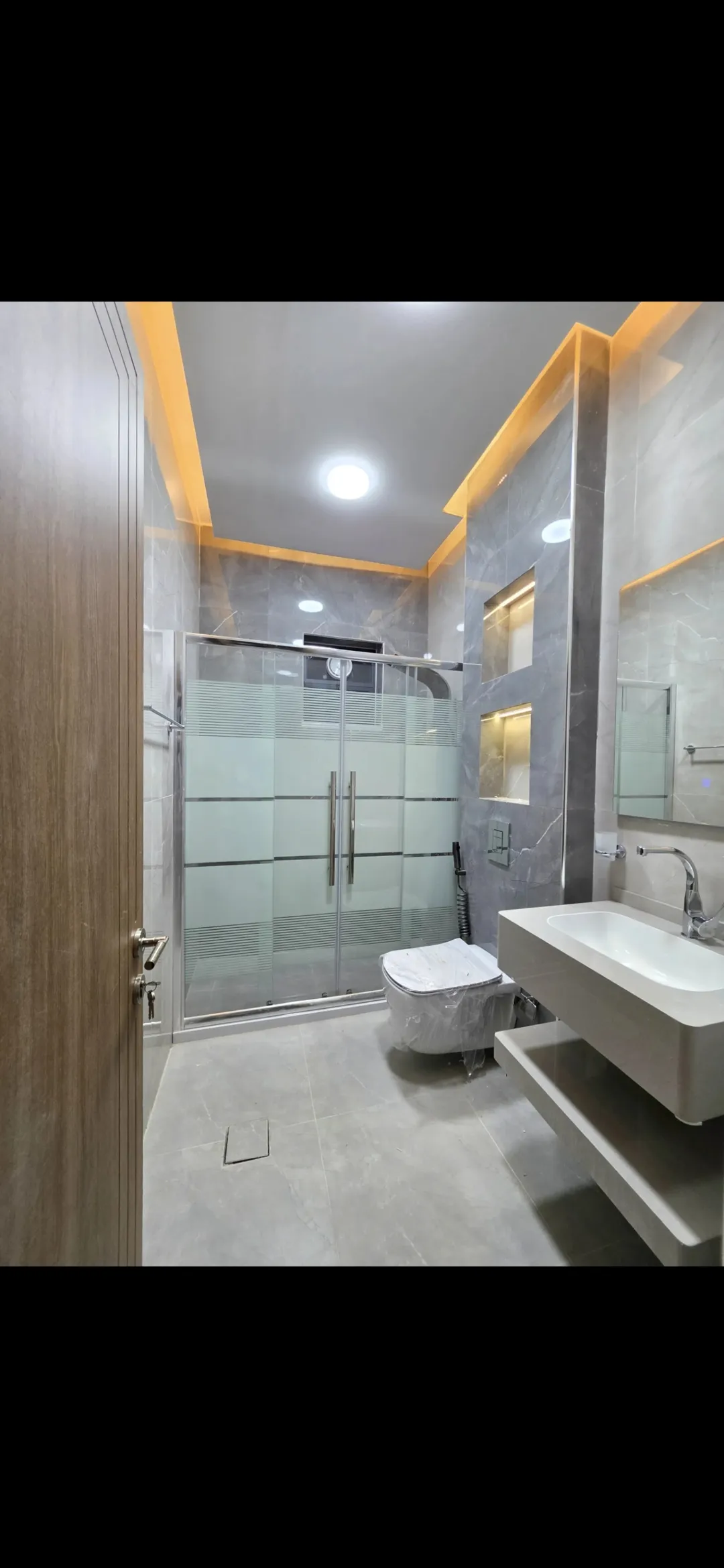 شقة فاخرة جديدة بالعقبة طابق ثاني هندسي سوبر ديلوكس شارعيتين