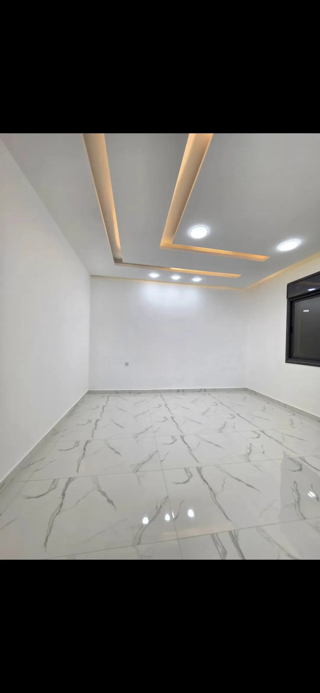 شقة فاخرة جديدة بالعقبة طابق ثاني هندسي سوبر ديلوكس شارعيتين