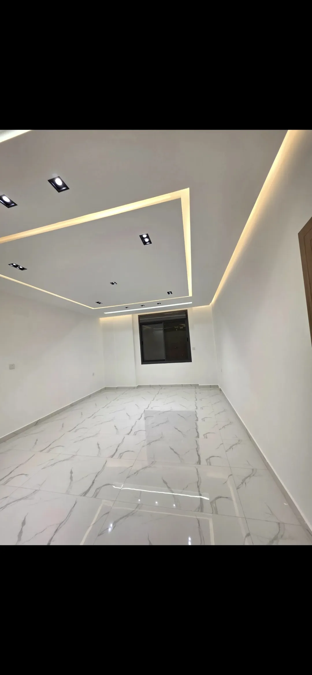 شقة فاخرة جديدة بالعقبة طابق ثاني هندسي سوبر ديلوكس شارعيتين