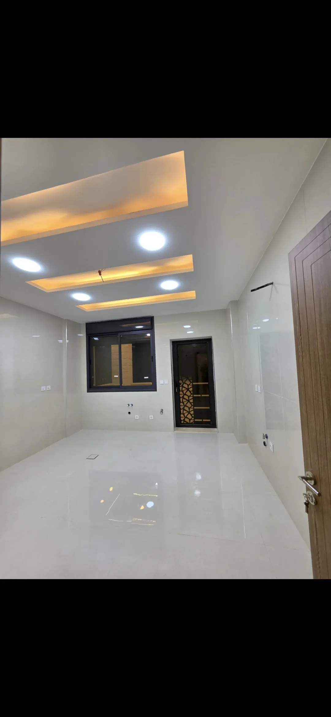 شقة فاخرة جديدة بالعقبة طابق ثاني هندسي سوبر ديلوكس شارعيتين